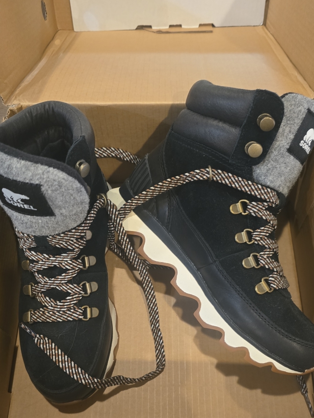 Sorel Womens Kinetic Conquest WP Black and Cream Lace-Up Winter Boots Sz 6 NWT